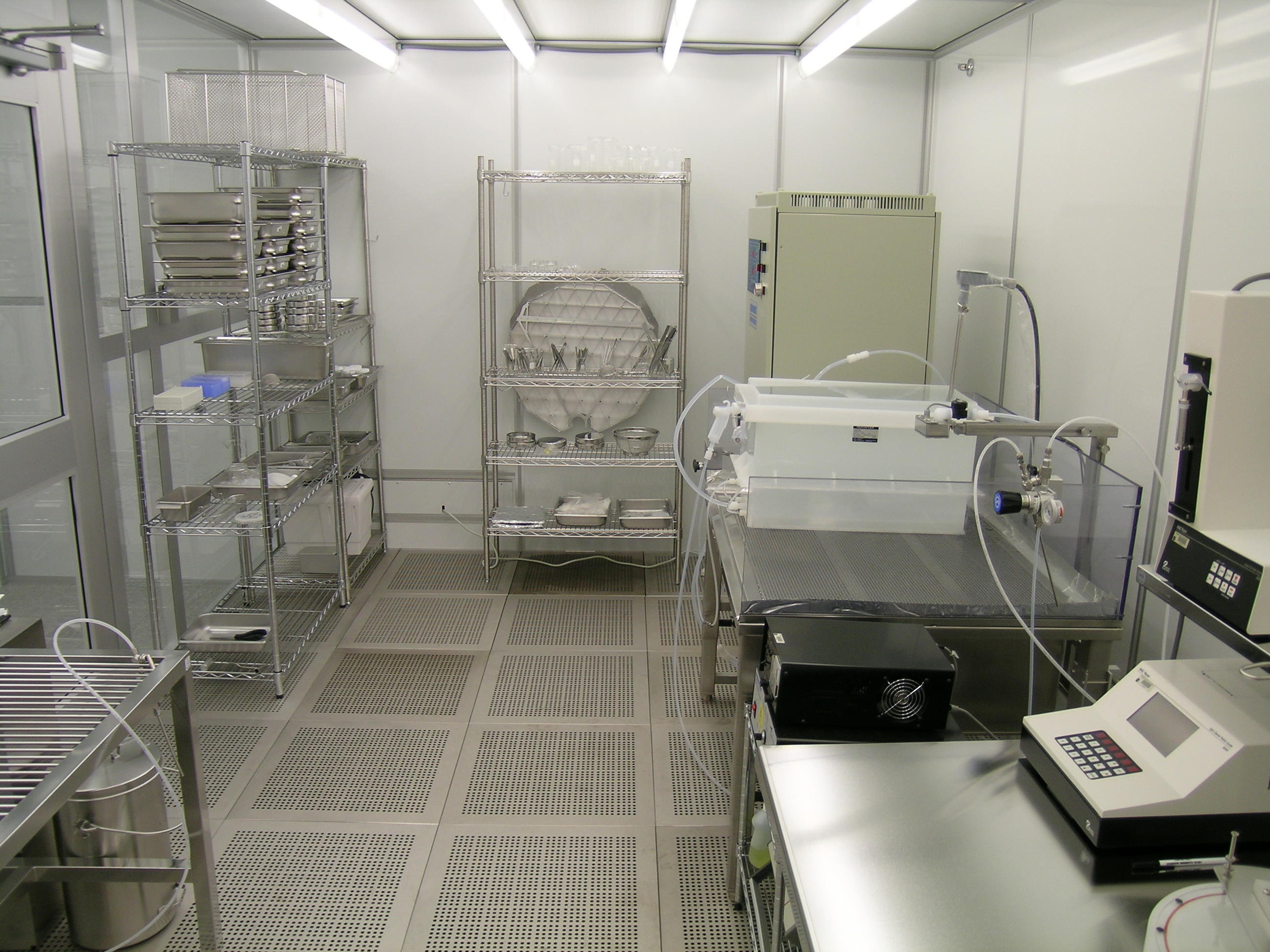 Experimental ultrapure water cleaning laboratory