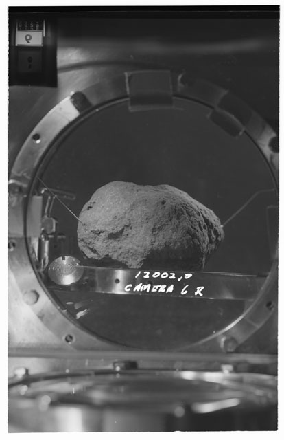 Black and white stereo photograph of Apollo 12 Sample 12002,0 using Camera VI angle R.