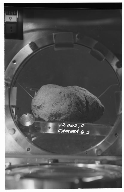 Black and white stereo photograph of Apollo 12 Sample 12002,0 using Camera VI angle S.