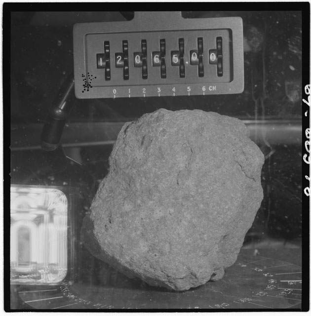Black and white stereo photograph of Apollo 12 Sample 12065,0.