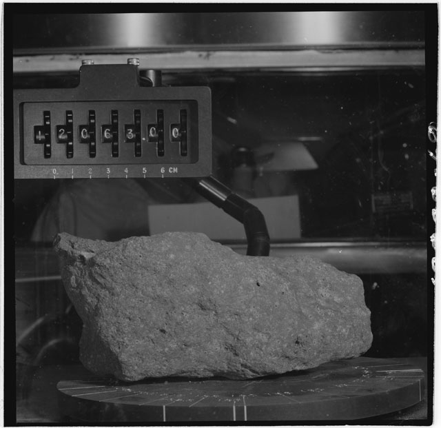 Black and white stereo photograph of Apollo 12 Sample 12063,0.