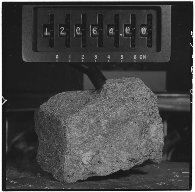 Black and white stereo photograph of Apollo 12 Sample 12064,0.