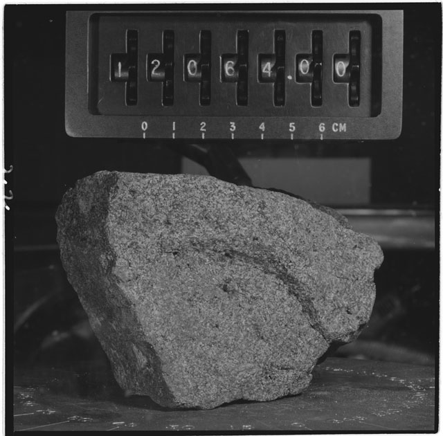 Black and white stereo photograph of Apollo 12 Sample 12064,0.