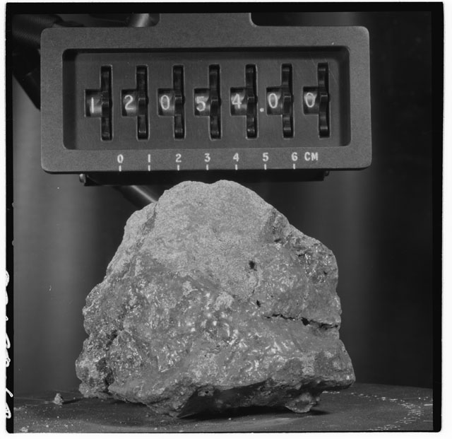 Black and white stereo photograph of Apollo 12 Sample 12054,0.