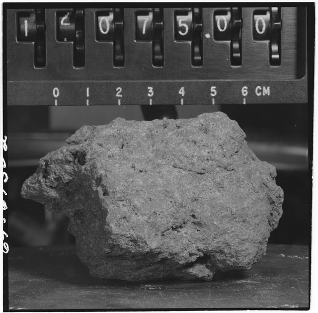 Black and white stereo photograph of Apollo 12 Sample 12075,0.