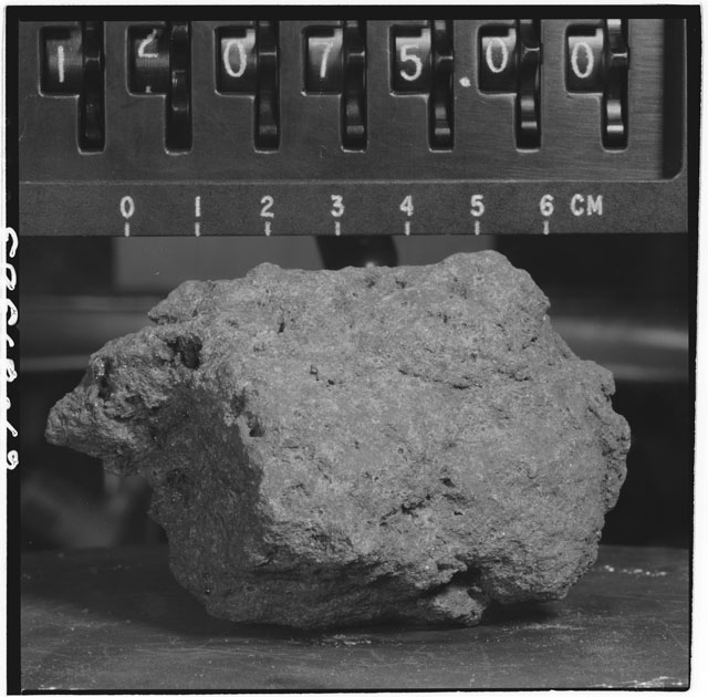 Black and white stereo photograph of Apollo 12 Sample 12075,0.