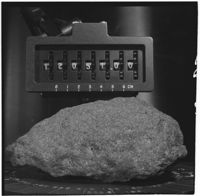 Black and white stereo photograph of Apollo 12 Sample 12051,0.