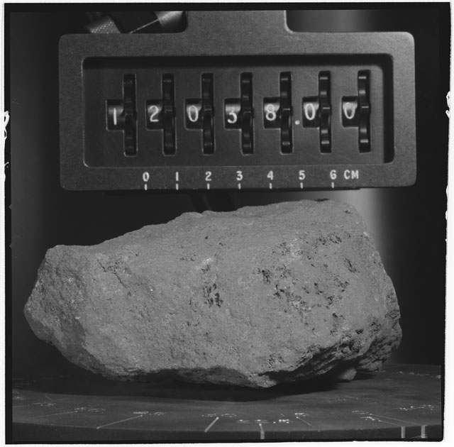 Black and white stereo photograph of Apollo 12 Sample 12038,0.