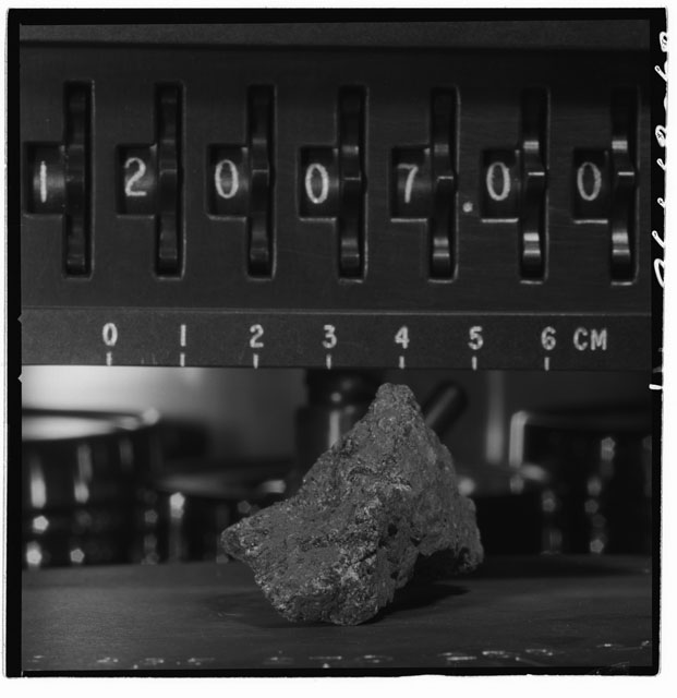 Black and white stereo photograph of Apollo 12 Sample 12007,0.