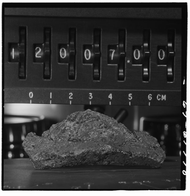 Black and white stereo photograph of Apollo 12 Sample 12007,0.