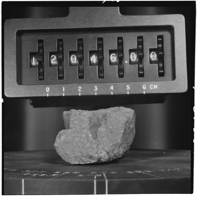 Black and white stereo photograph of Apollo 12 Sample 12046,0.