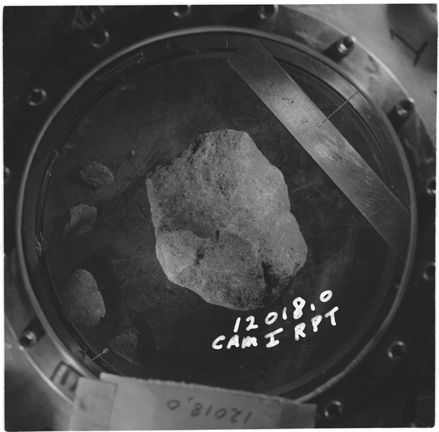 Black and white stereo photograph of Apollo 12 Sample 12018,0 using Camera I angle R.