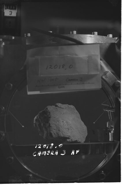 Black and white stereo photograph of Apollo 12 Sample 12018,0 using Camera III angle R.