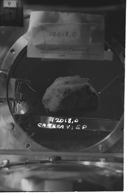 Black and white stereo photograph of Apollo 12 Sample 12018,0 using Camera VI angle S.