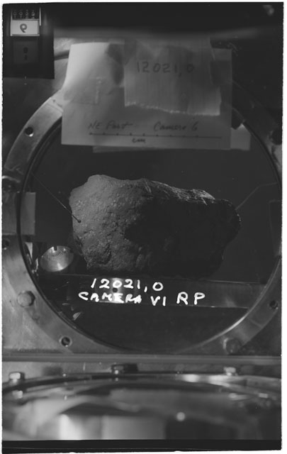 Black and white stereo photograph of Apollo 12 Sample 12021,0 using Camera VI angle R.