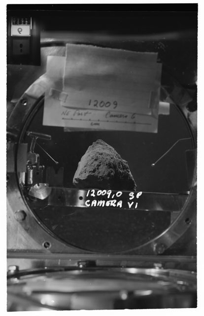 Black and white stereo photograph of Apollo 12 Sample 12009,0 using Camera VI angle S.