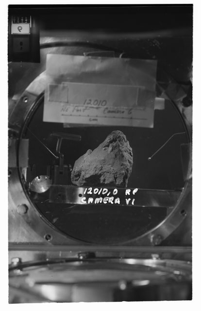 Black and white stereo photograph of Apollo 12 Sample 12010,0 using Camera VI angle R.