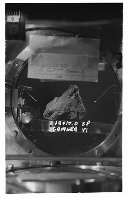Black and white stereo photograph of Apollo 12 Sample 12010,0 using Camera VI angle S.