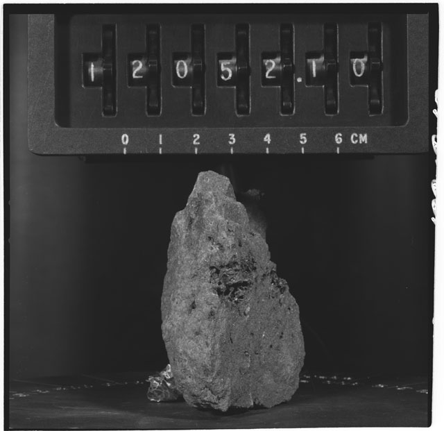 Black and white stereo photograph of Apollo 12 Sample 12052,1.