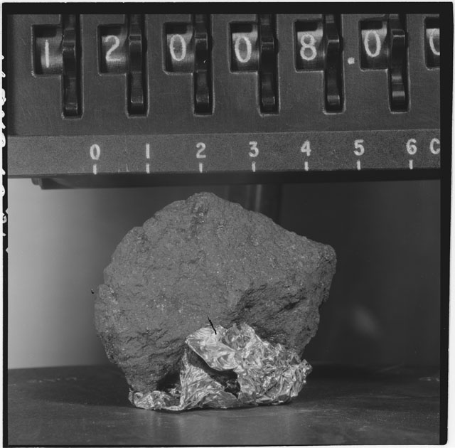 Black and white stereo photograph of Apollo 12 Sample 12008.
