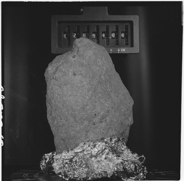 Black and white stereo photograph of Apollo 12 Sample 12051,0.