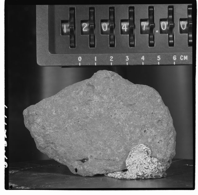 Black and white stereo photograph of Apollo 12 Sample 12047,0.