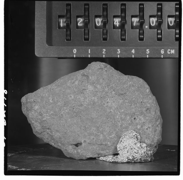 Black and white stereo photograph of Apollo 12 Sample 12047,0.