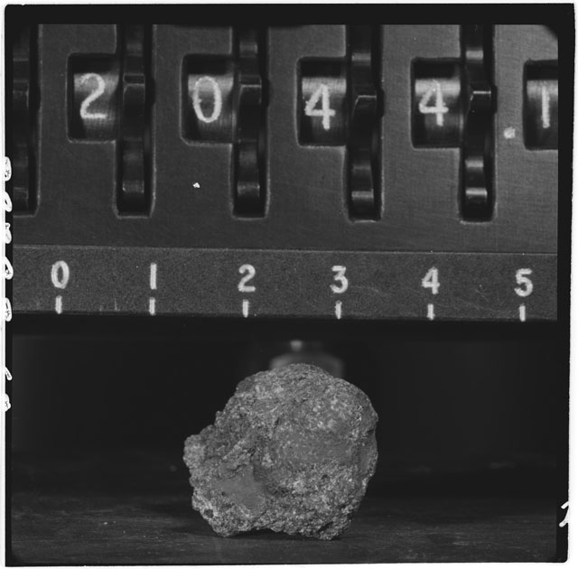 Black and white stereo photograph of Apollo 12 Sample 12044,1.